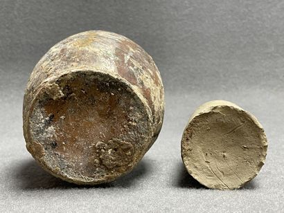 Deux bouteilles terre cuite et grès. 
H....