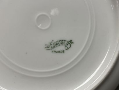 Seize tasses et douze soucoupes en porcelaine...