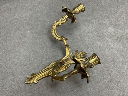 Paire d'appliques à deux lumières en bronze....