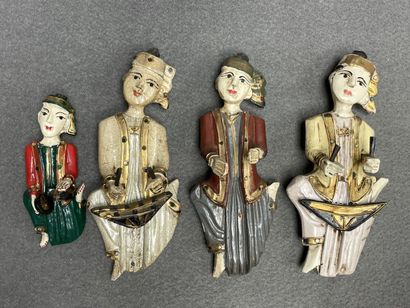 Quatre musiciens thaïlandais en bois sculpté....
