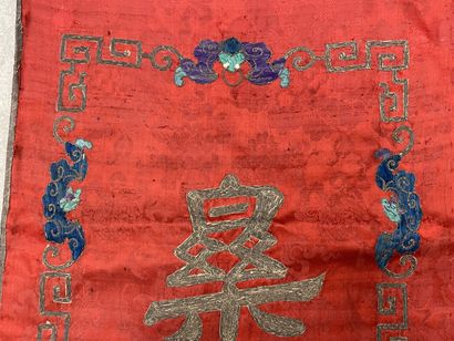 Deux broderies asiatique. 
120 x 42 cm et...