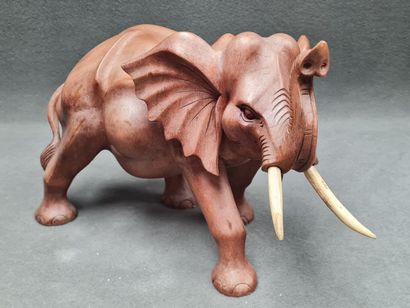 Deux éléphants en bois sculpté modernes
Manque...