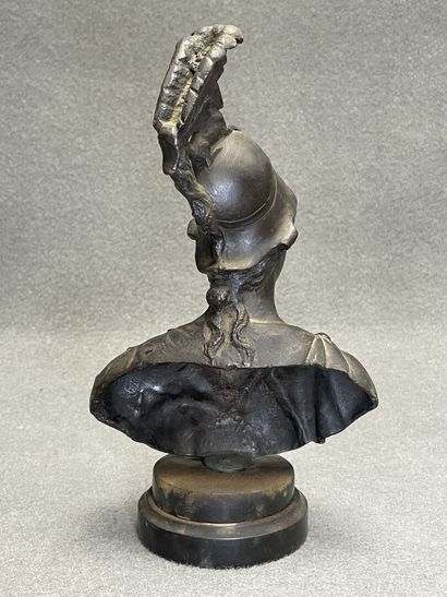 Soldat antique. 
Sculpture en bronze patiné....