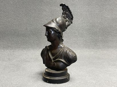 Soldat antique. 
Sculpture en bronze patiné....