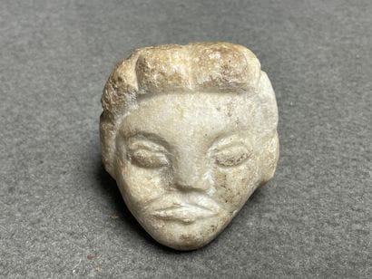 Tête en pierre sculpté Antique. 
H. :6,5...