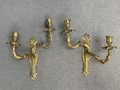 Paire d'appliques à deux lumières en bronze....