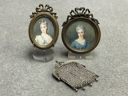 Elégantes. 
Deux miniatures cadre en bronze....