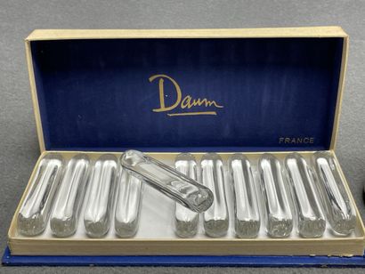 DAUM: Suite de 11 porte-couteaux en cristal...