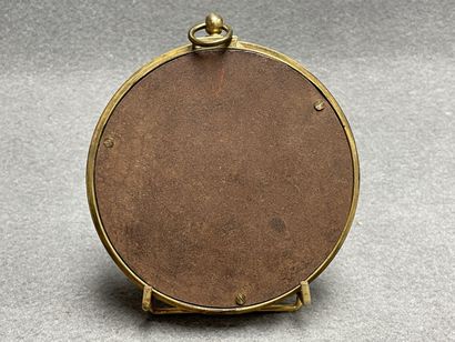 Petit miroir rond cadre en bronze. 
D. :14...