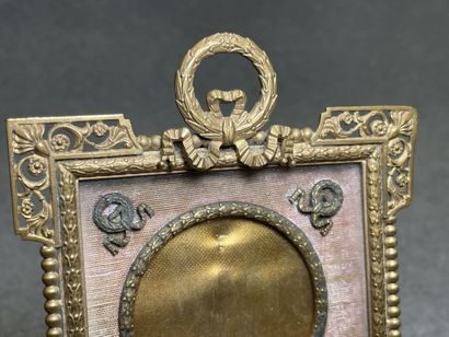 Petit cadre en bronze doré. 
10 x 9 cm.