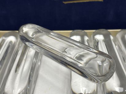 DAUM: Suite de 11 porte-couteaux en cristal...