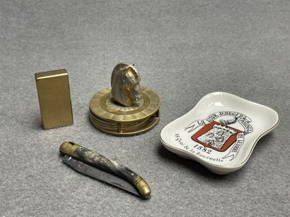 Lot comprenant: Cendrier en porcelaine de...
