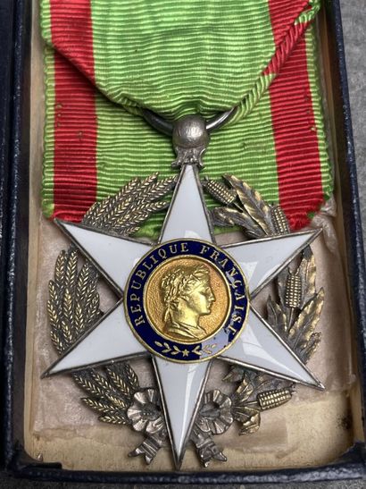 Croix de Légion d'honneur
Croix d' officier...