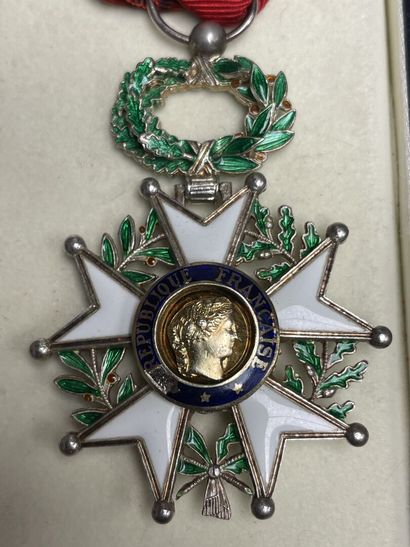 Croix de Légion d'honneur
Croix d' officier...