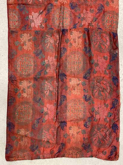 Deux broderies asiatique. 
120 x 42 cm et...