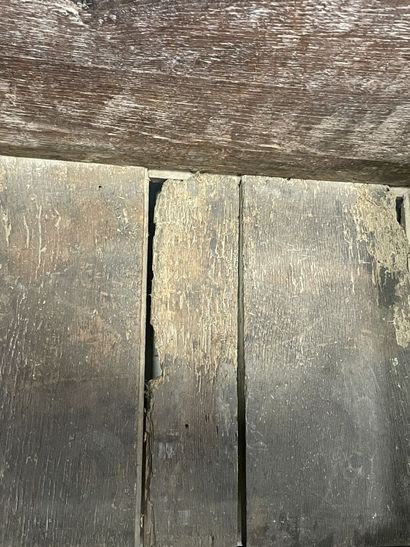 Coffre rustique en chêne sculpté. 
60 x 90...