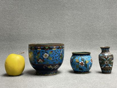 Deux petits caches pots et un petit vase...