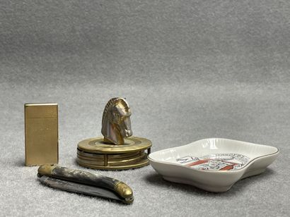 Lot comprenant: Cendrier en porcelaine de...