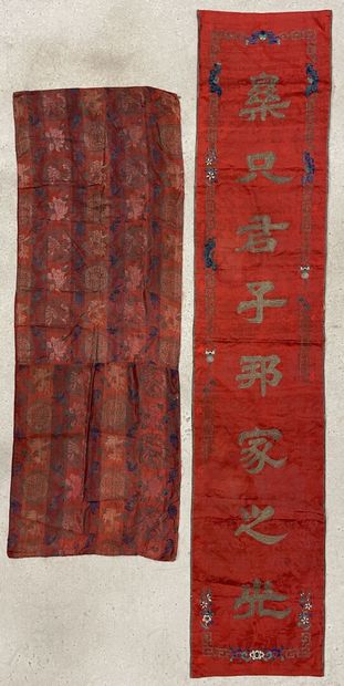 Deux broderies asiatique. 
120 x 42 cm et...