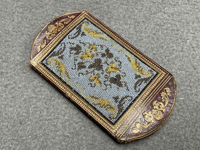Porte monnaie en cuir estampé et broderie...