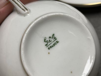 Seize tasses et douze soucoupes en porcelaine...