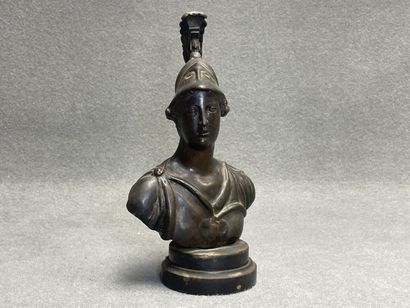 Soldat antique. 
Sculpture en bronze patiné....