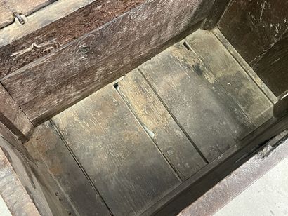 Coffre rustique en chêne sculpté. 
60 x 90...