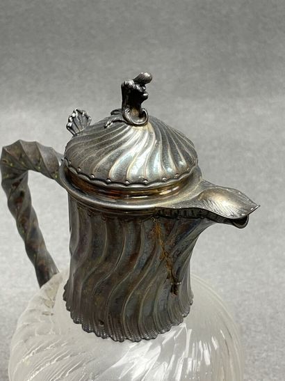 Aiguière en cristal torse, monture en argent.
Poinçon...