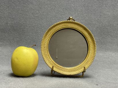Petit miroir rond cadre en bronze. 
D. :14...