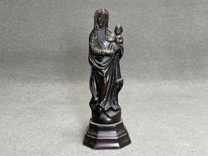 Vierge à l'enfant en bronze patiné. 
H. :21...