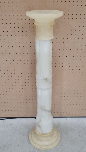 Colonne lumineuse en albâtre.
H: 110 cm