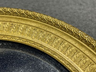 Petit miroir rond cadre en bronze. 
D. :14...
