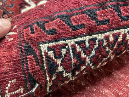 Tapis de selle et tapis oriental. 
110 x...