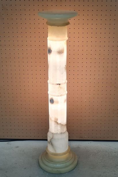 Colonne lumineuse en albâtre.
H: 110 cm