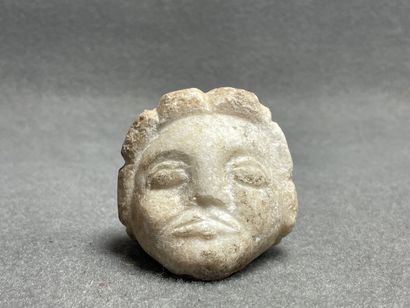 Tête en pierre sculpté Antique. 
H. :6,5...