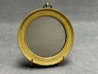 Petit miroir rond cadre en bronze. 
D. :14...