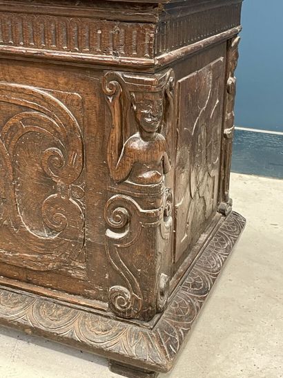 Coffre rustique en chêne sculpté. 
60 x 90...