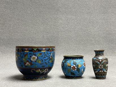 Deux petits caches pots et un petit vase...
