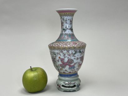 Vase en porcelaine à décor polychrome de...