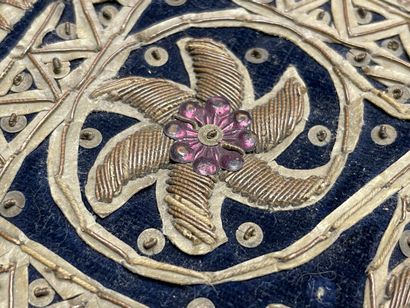 Etui en tissu et fil métalique
17 x 9 cm...
