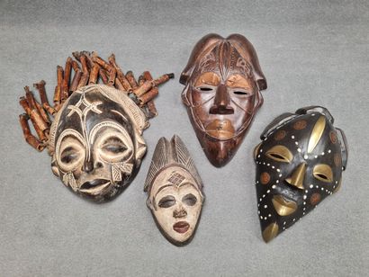 Collection de quatre masques africains 
H:...