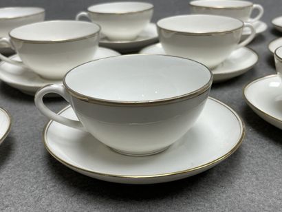 Seize tasses et douze soucoupes en porcelaine...