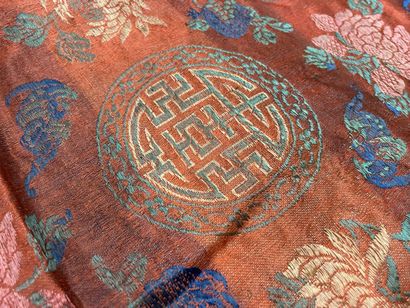 Deux broderies asiatique. 
120 x 42 cm et...