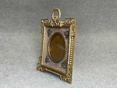 Petit cadre en bronze doré. 
10 x 9 cm.