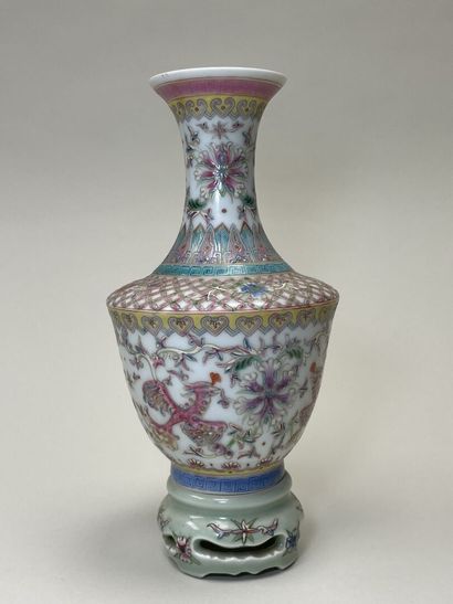 Vase en porcelaine à décor polychrome de...