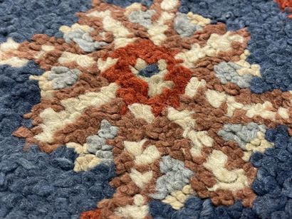 Tapis en laine. 
230 x 170 cm. 
Usures.
