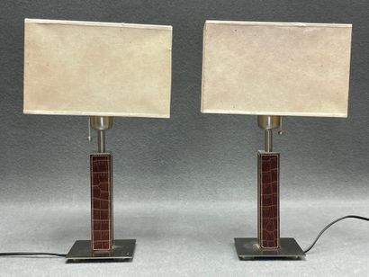 Le Dauphin: Paire de lampes fut gainé de...