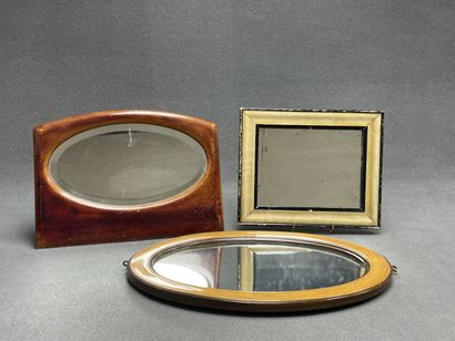 Trois miroirs cadres en bois. 
33 x 44 cm,...