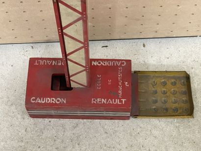 Renault Caudron. Réduction du portique de...