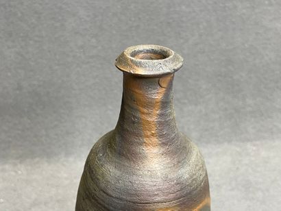 Jean ROUX
Bouteille en raku.
35,5 cm